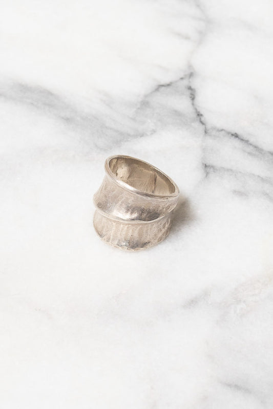 silver band ring leaf pattern
